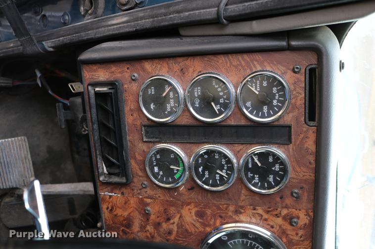 image for item DC3563 1997 International 9300 semi truck