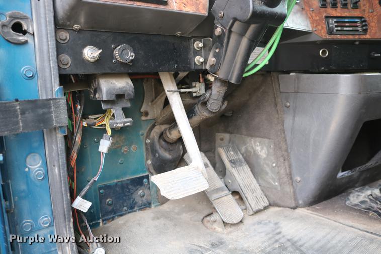 image for item DC3563 1997 International 9300 semi truck