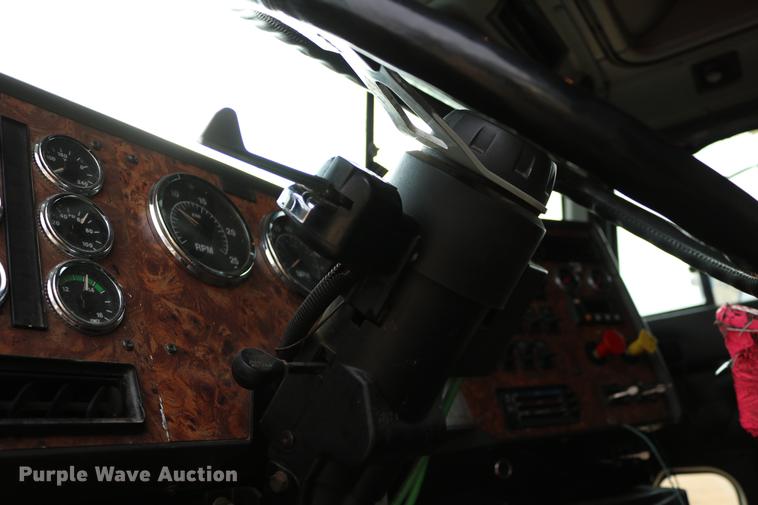 image for item DC3563 1997 International 9300 semi truck