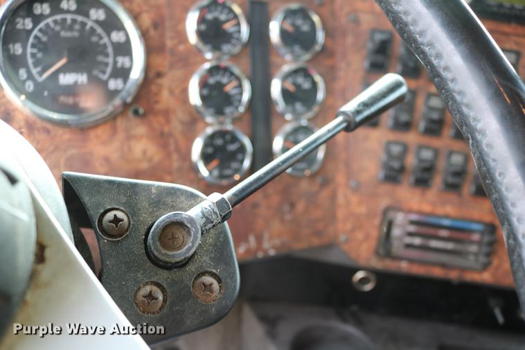 image for item DC3563 1997 International 9300 semi truck