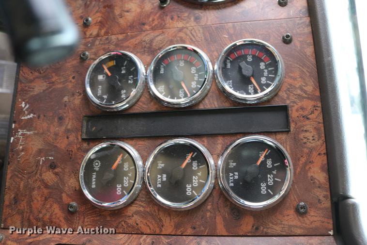 image for item DC3563 1997 International 9300 semi truck