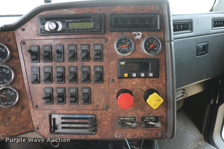 image for item DC3563 1997 International 9300 semi truck