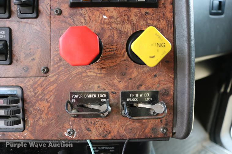 image for item DC3563 1997 International 9300 semi truck