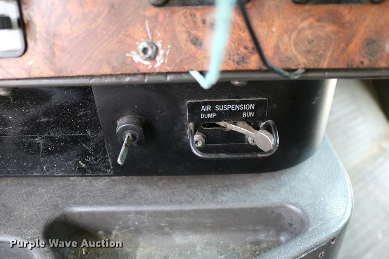 image for item DC3563 1997 International 9300 semi truck