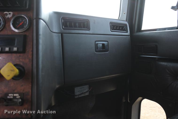 image for item DC3563 1997 International 9300 semi truck