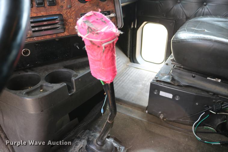 image for item DC3563 1997 International 9300 semi truck