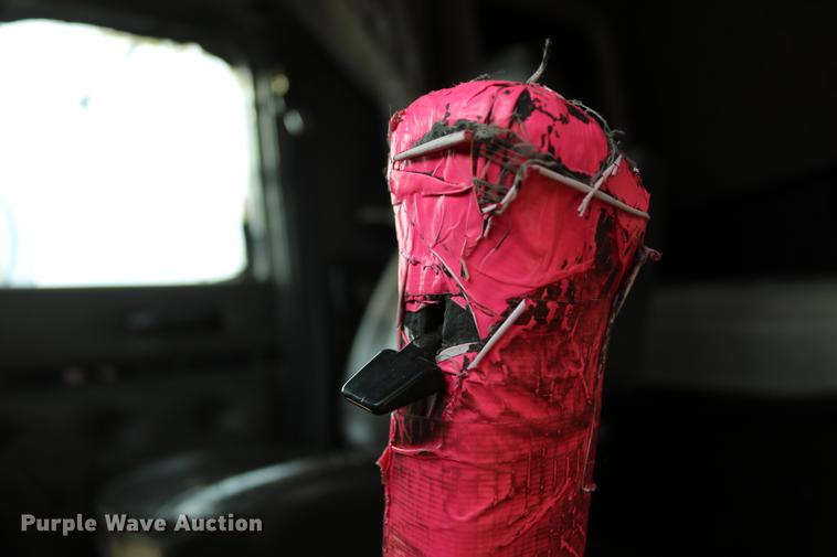 image for item DC3563 1997 International 9300 semi truck