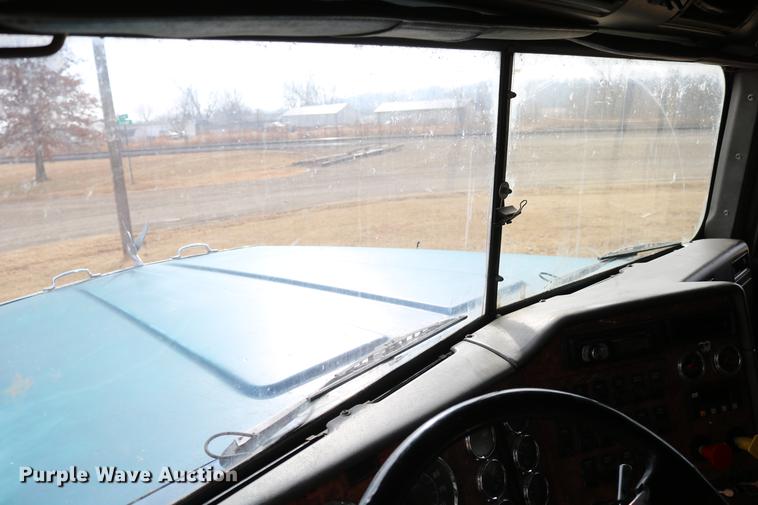 image for item DC3563 1997 International 9300 semi truck