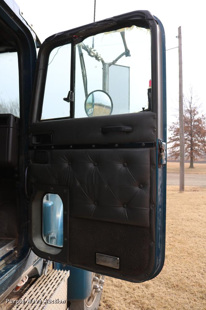 image for item DC3563 1997 International 9300 semi truck