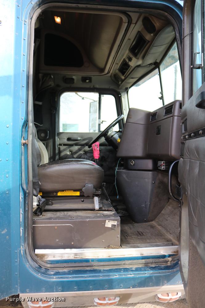 image for item DC3563 1997 International 9300 semi truck