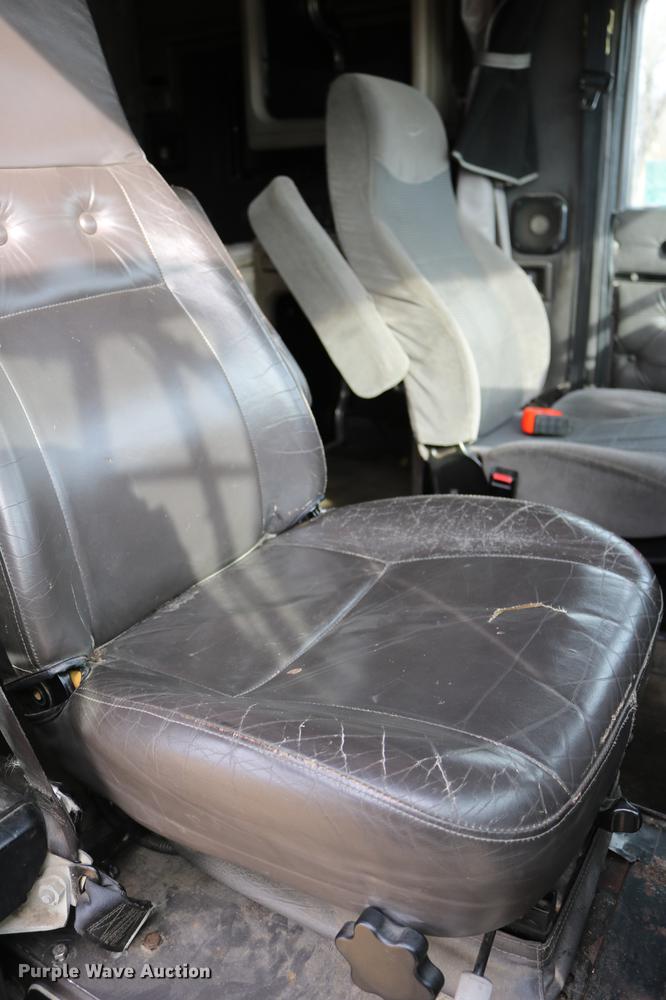 image for item DC3563 1997 International 9300 semi truck