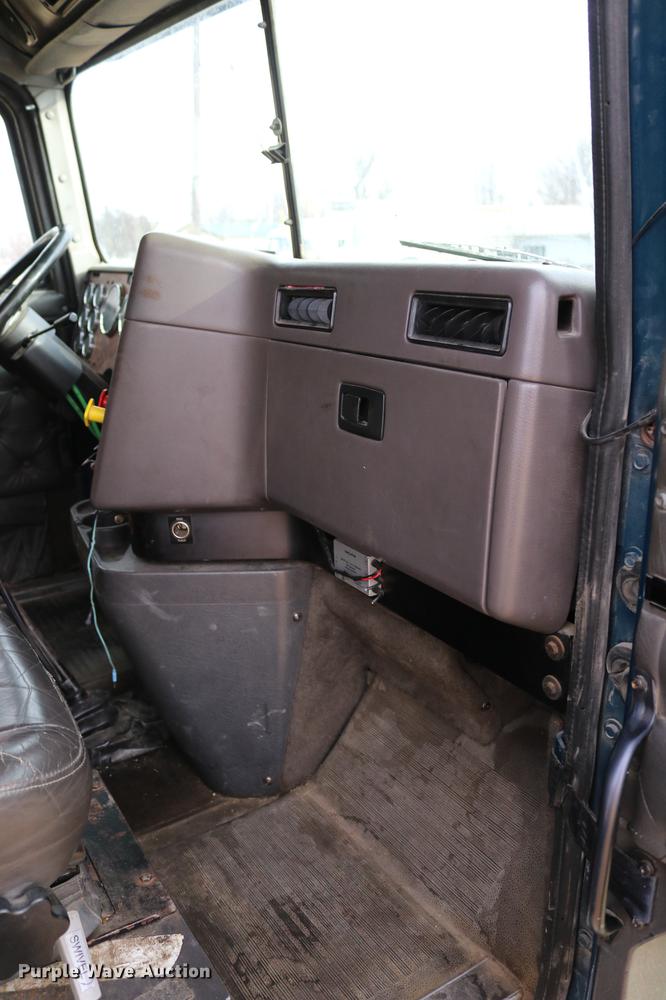 image for item DC3563 1997 International 9300 semi truck