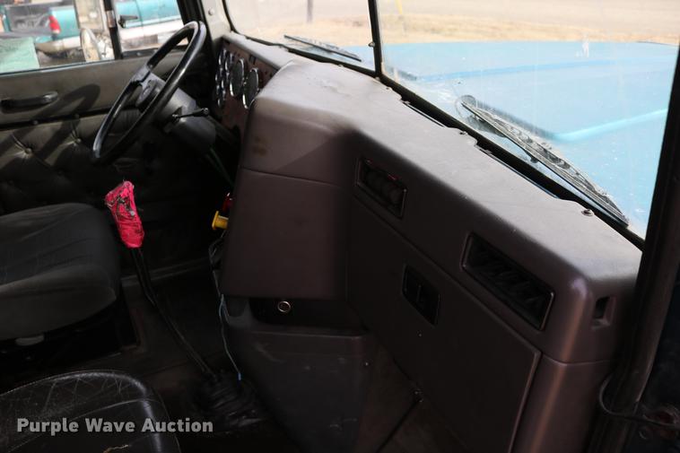 image for item DC3563 1997 International 9300 semi truck