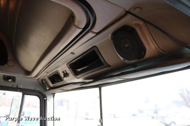 image for item DC3563 1997 International 9300 semi truck