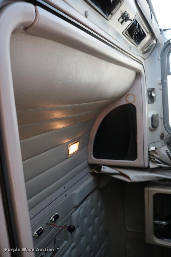 image for item DC3563 1997 International 9300 semi truck