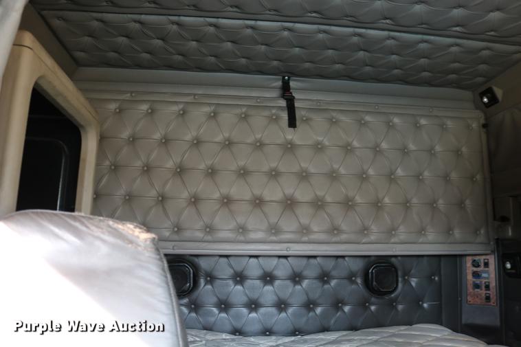 image for item DC3563 1997 International 9300 semi truck