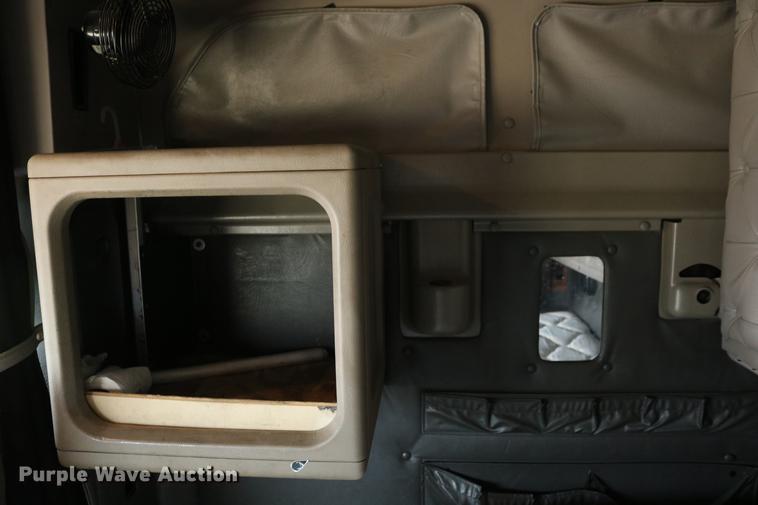 image for item DC3563 1997 International 9300 semi truck