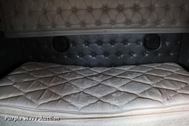 image for item DC3563 1997 International 9300 semi truck