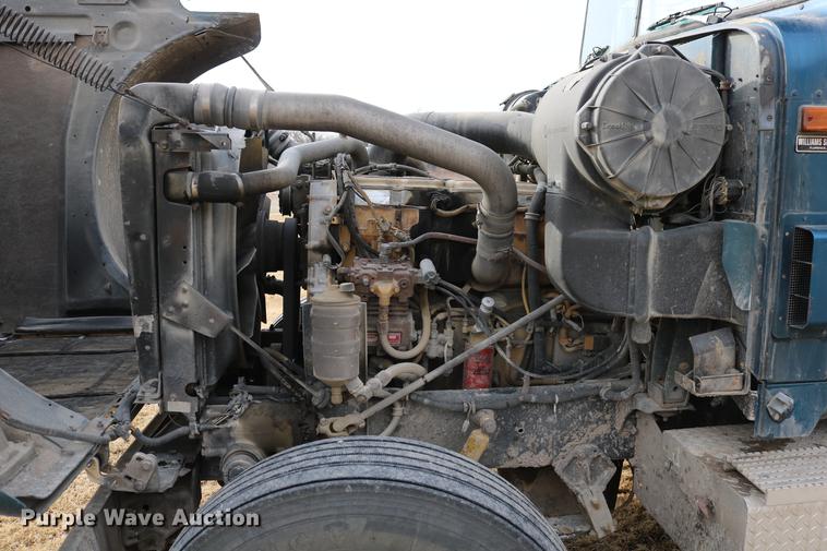 image for item DC3563 1997 International 9300 semi truck