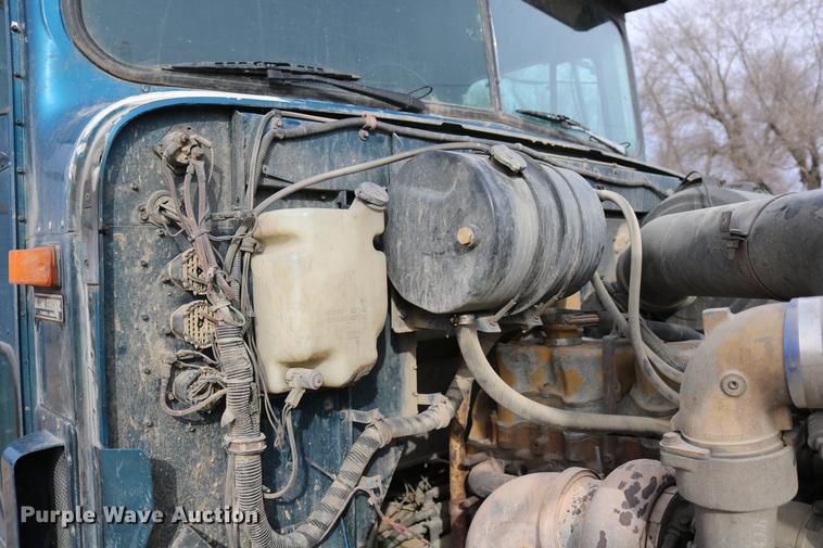 image for item DC3563 1997 International 9300 semi truck