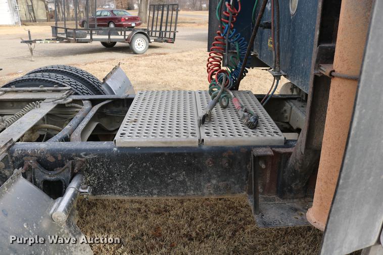 image for item DC3563 1997 International 9300 semi truck