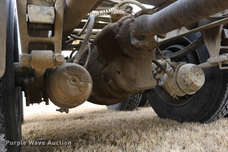 image for item DC3563 1997 International 9300 semi truck