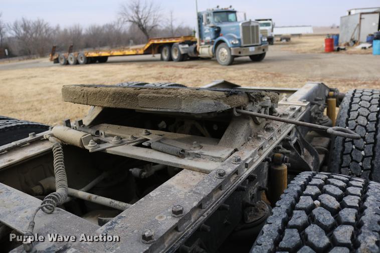 image for item DC3563 1997 International 9300 semi truck