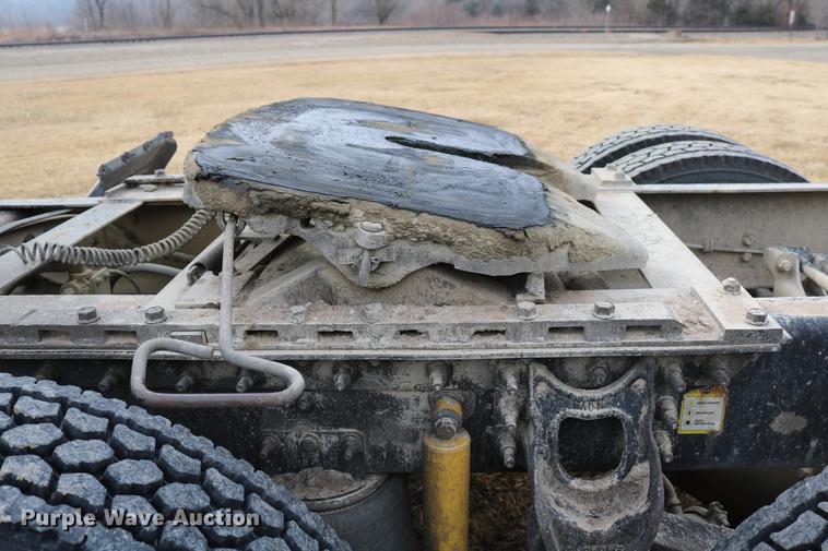 image for item DC3563 1997 International 9300 semi truck