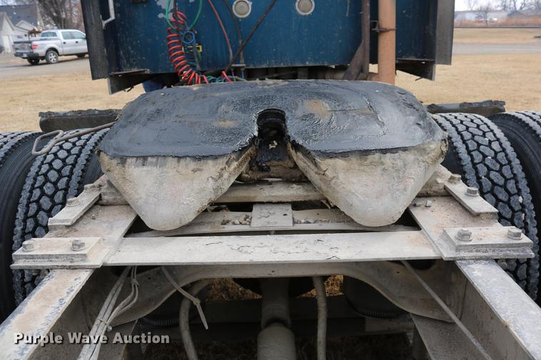 image for item DC3563 1997 International 9300 semi truck