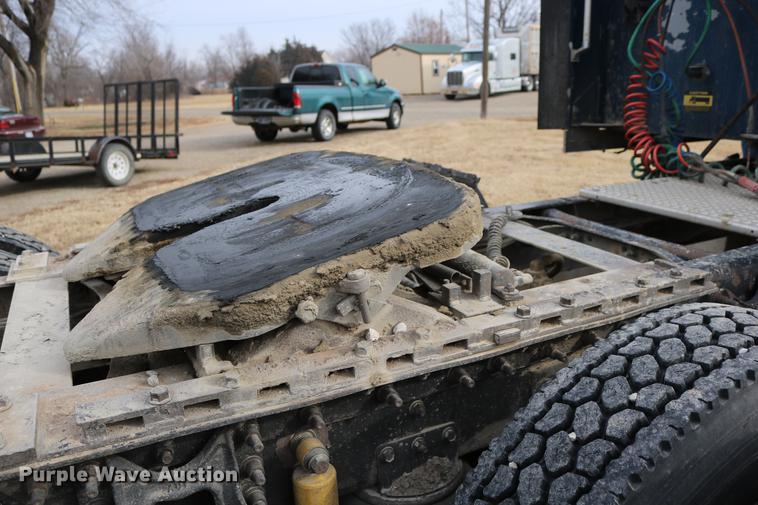 image for item DC3563 1997 International 9300 semi truck