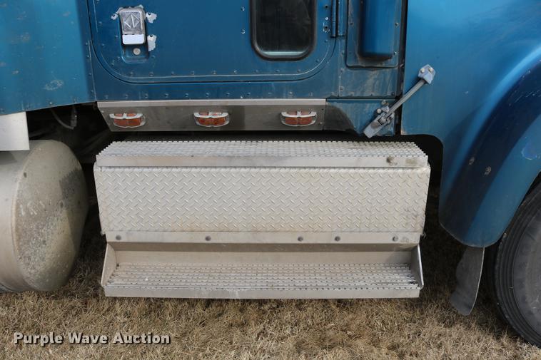 image for item DC3563 1997 International 9300 semi truck