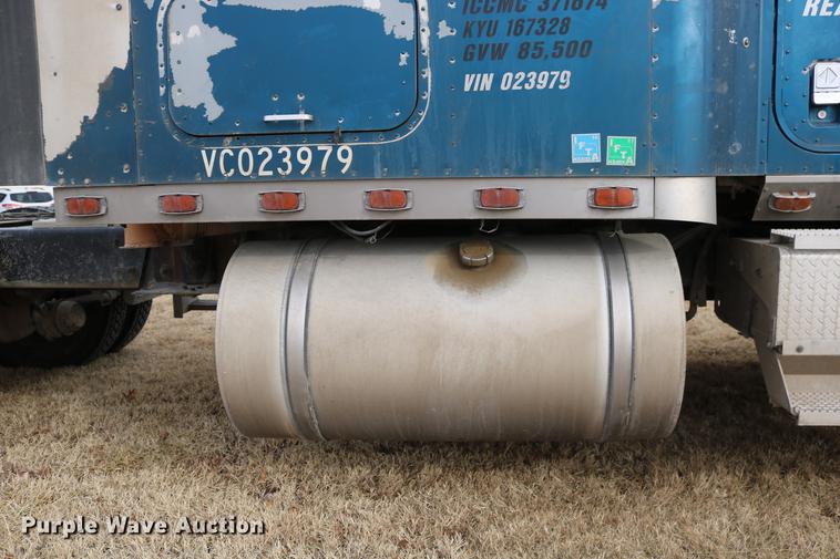 image for item DC3563 1997 International 9300 semi truck