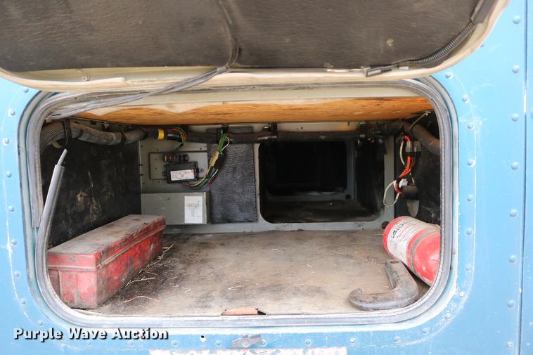 image for item DC3563 1997 International 9300 semi truck