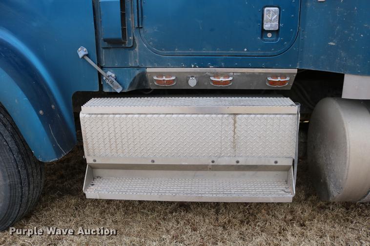 image for item DC3563 1997 International 9300 semi truck