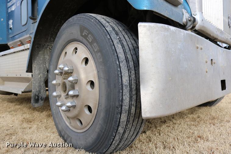 image for item DC3563 1997 International 9300 semi truck