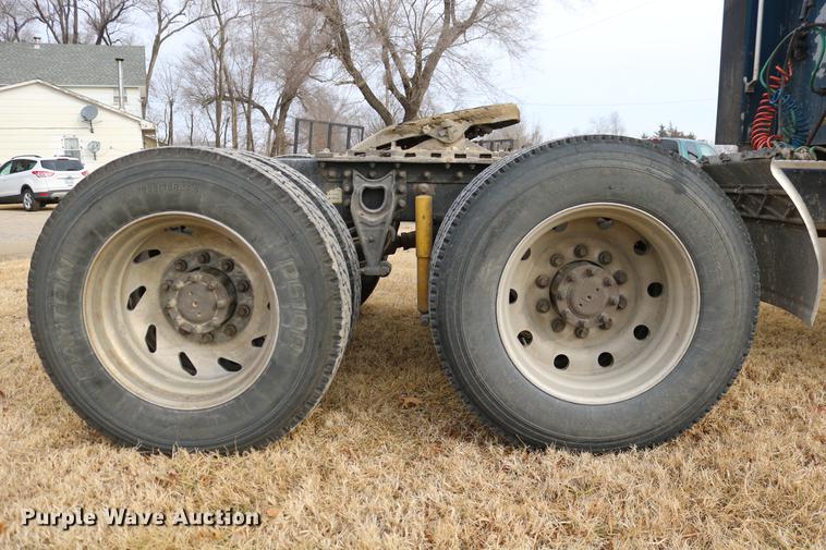 image for item DC3563 1997 International 9300 semi truck