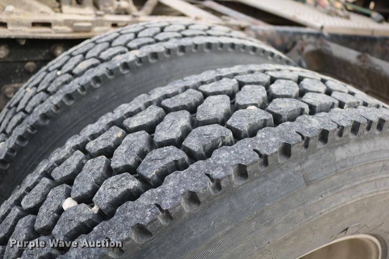 image for item DC3563 1997 International 9300 semi truck