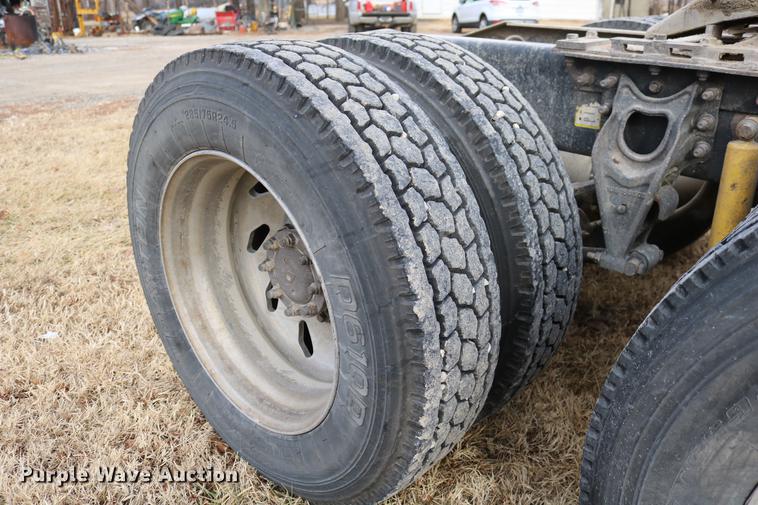 image for item DC3563 1997 International 9300 semi truck