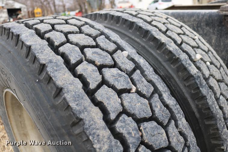 image for item DC3563 1997 International 9300 semi truck