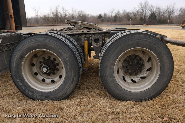 image for item DC3563 1997 International 9300 semi truck