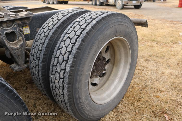 image for item DC3563 1997 International 9300 semi truck