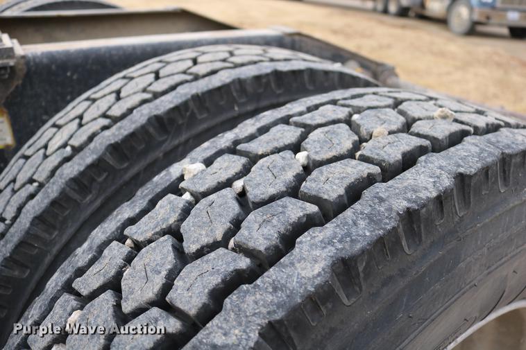 image for item DC3563 1997 International 9300 semi truck