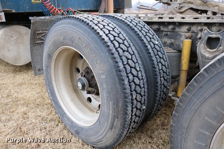 image for item DC3563 1997 International 9300 semi truck