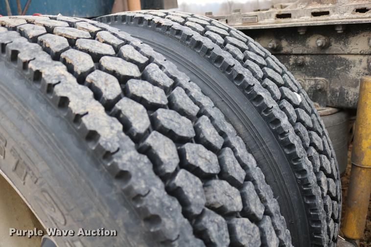 image for item DC3563 1997 International 9300 semi truck