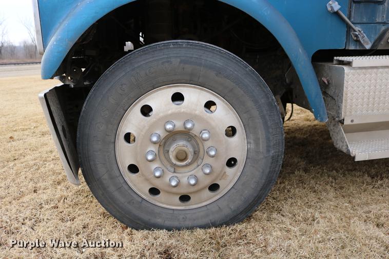 image for item DC3563 1997 International 9300 semi truck