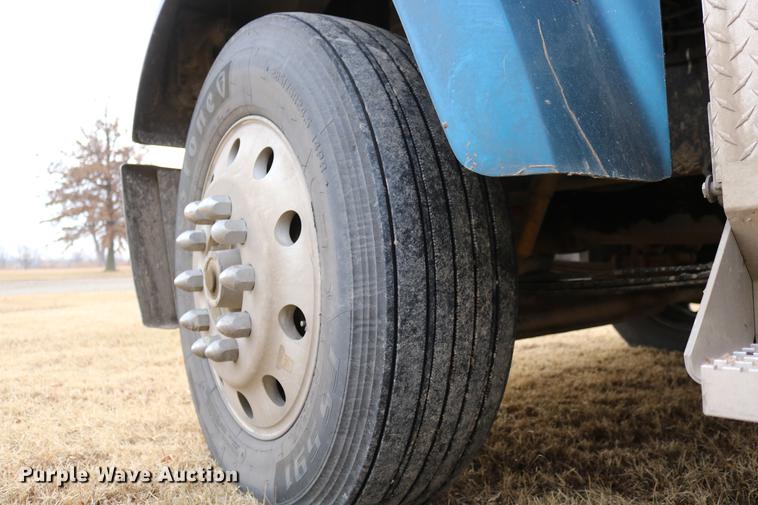 image for item DC3563 1997 International 9300 semi truck