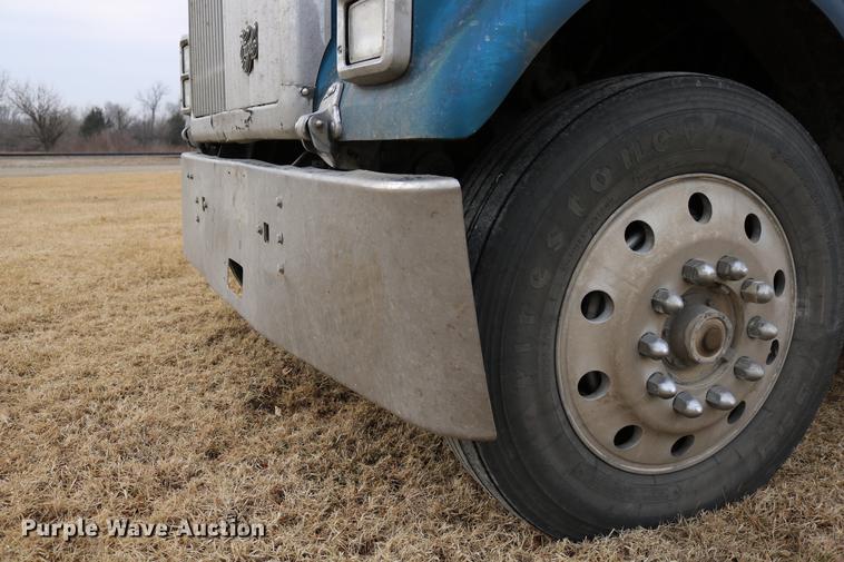 image for item DC3563 1997 International 9300 semi truck