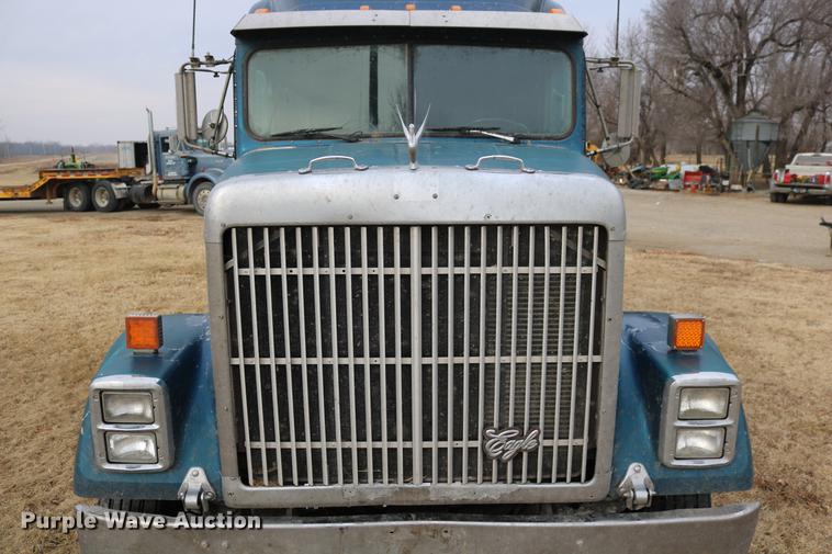 image for item DC3563 1997 International 9300 semi truck