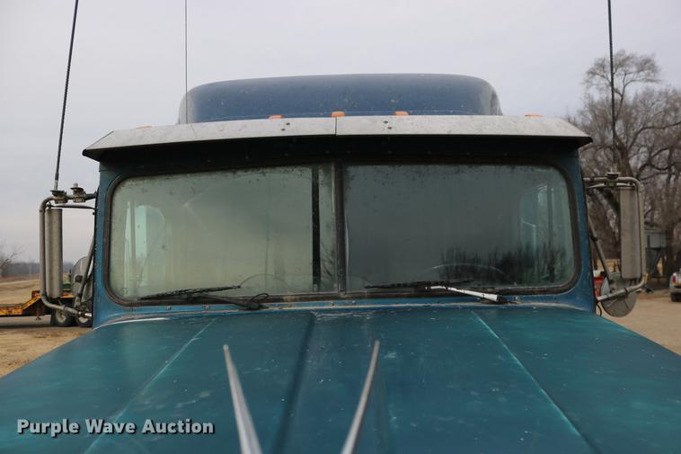 image for item DC3563 1997 International 9300 semi truck