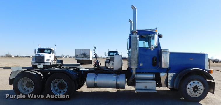 image for item DC8389 2004 Peterbilt 379 semi truck